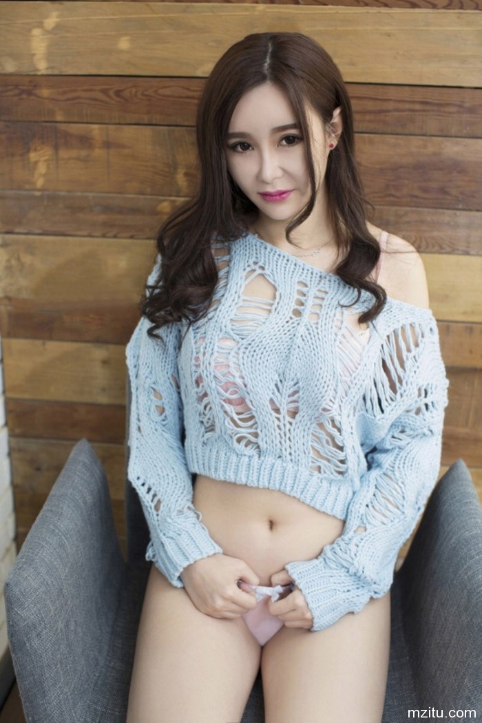 尤果网小软羞涩展示若隐若现的傲人身材