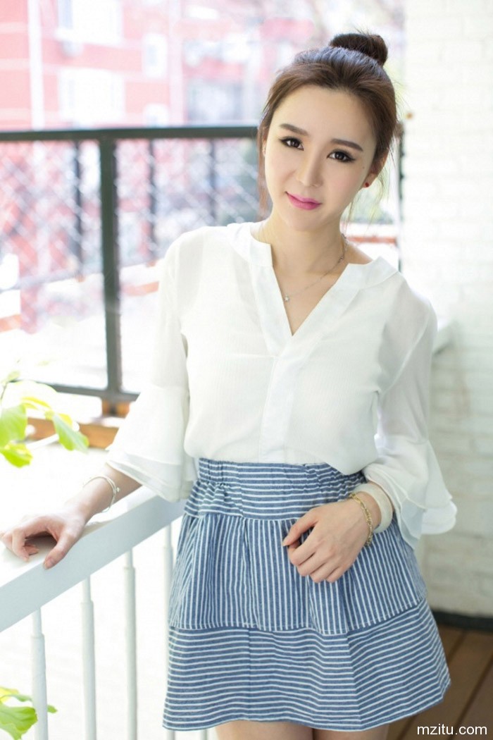 尤果网小软羞涩展示若隐若现的傲人身材