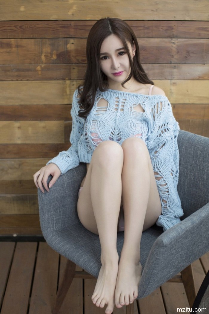 尤果网小软羞涩展示若隐若现的傲人身材