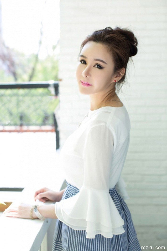 尤果网小软羞涩展示若隐若现的傲人身材