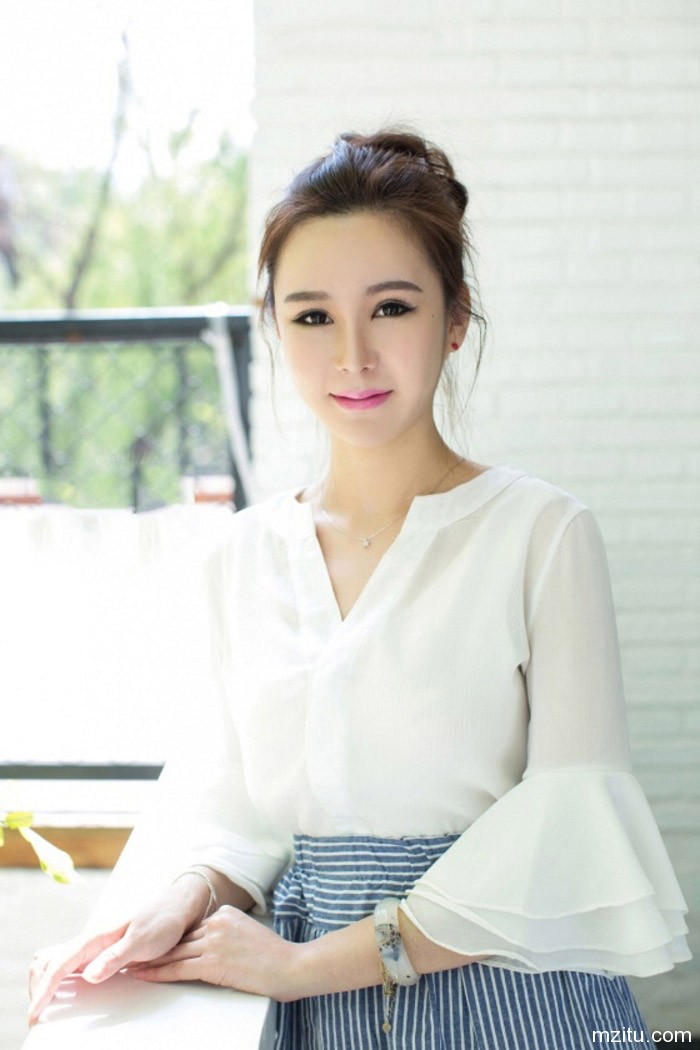 尤果网小软羞涩展示若隐若现的傲人身材