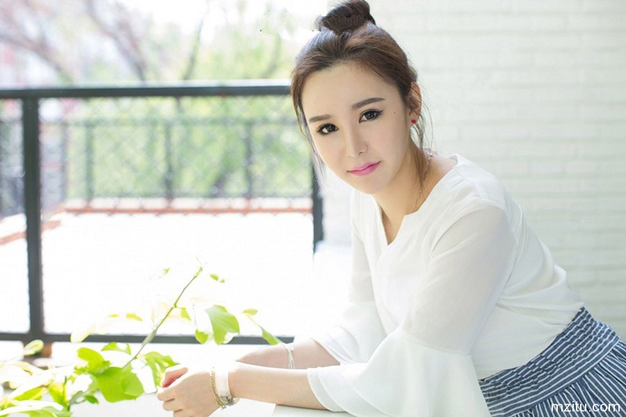 尤果网小软羞涩展示若隐若现的傲人身材