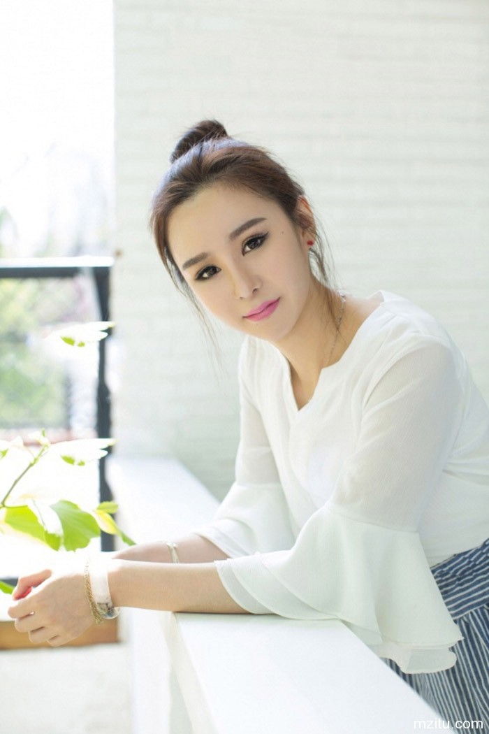 尤果网小软羞涩展示若隐若现的傲人身材