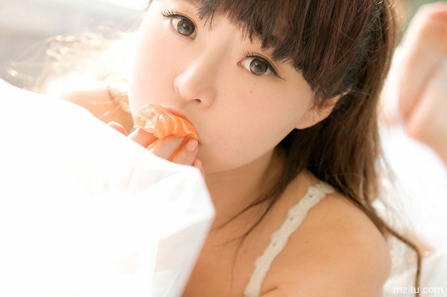 要美女还是美食  巨乳小萝莉柳侑绮半裸诱惑