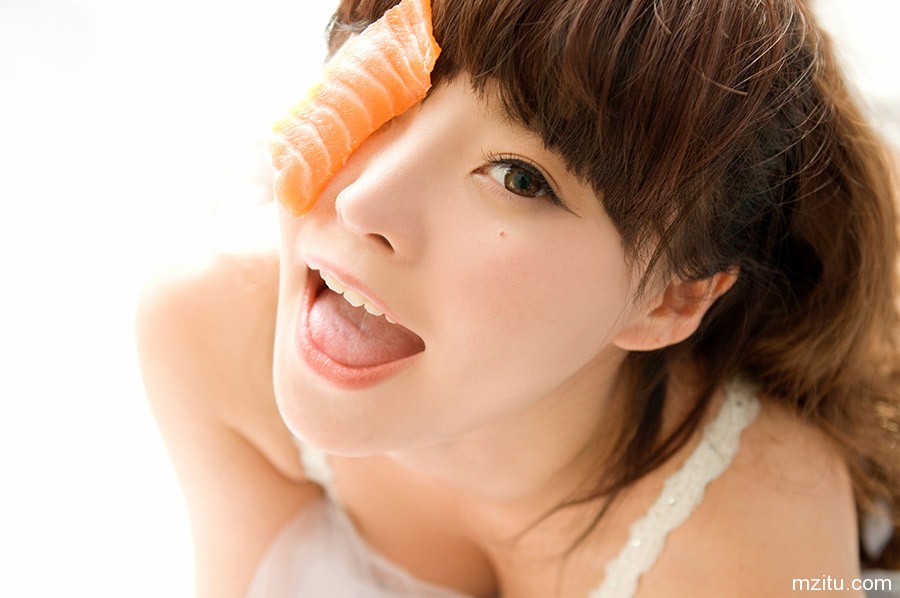 要美女还是美食  巨乳小萝莉柳侑绮半裸诱惑