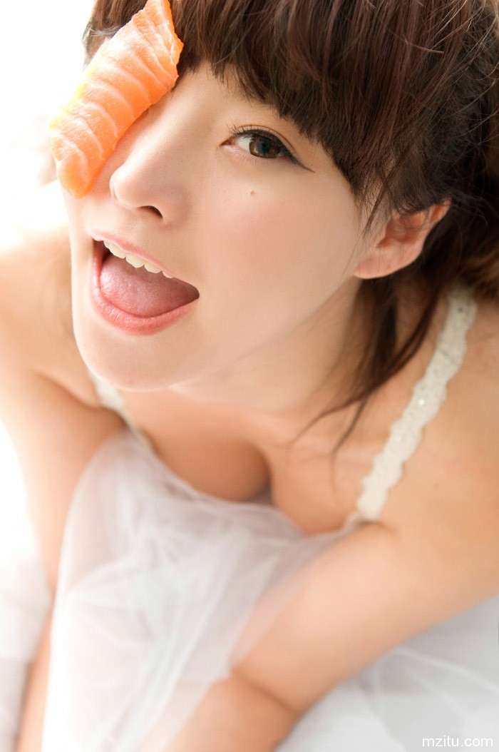 要美女还是美食  巨乳小萝莉柳侑绮半裸诱惑