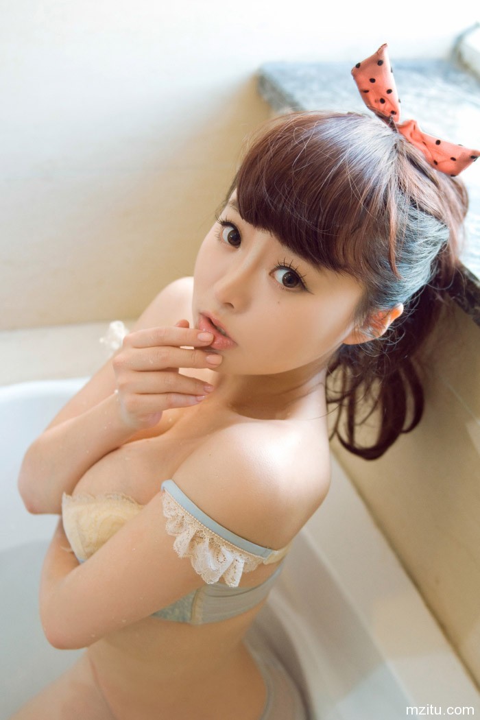 要美女还是美食  巨乳小萝莉柳侑绮半裸诱惑