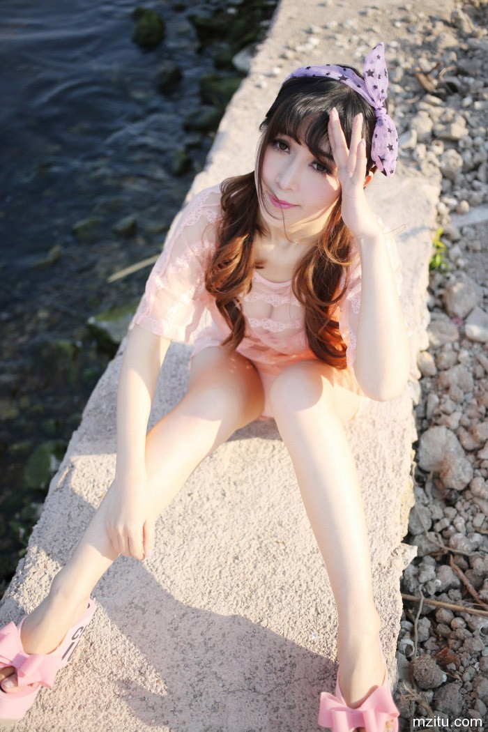 性感美人儿张优比基尼清凉写真