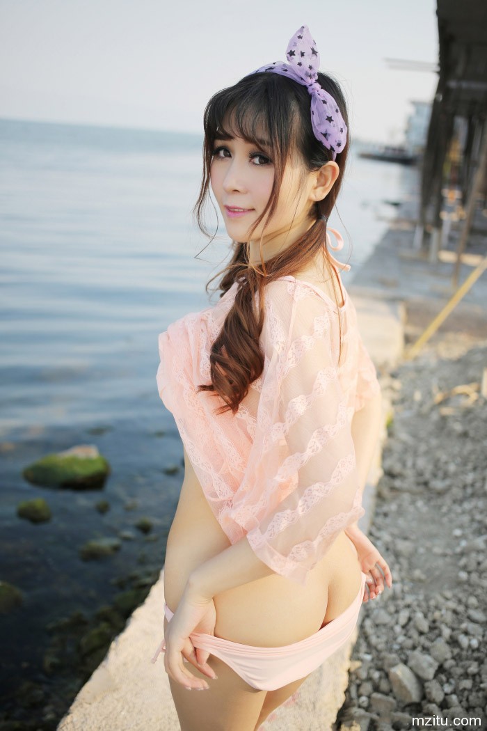 性感美人儿张优比基尼清凉写真