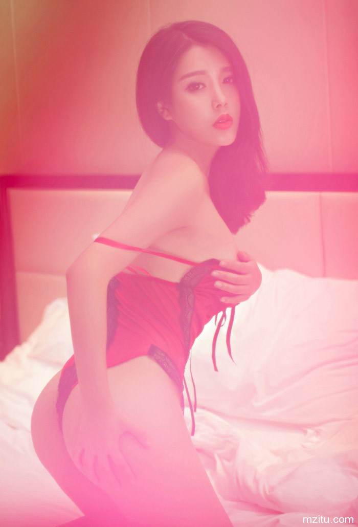 性感美女张栩菲傲人身材朦胧诱惑