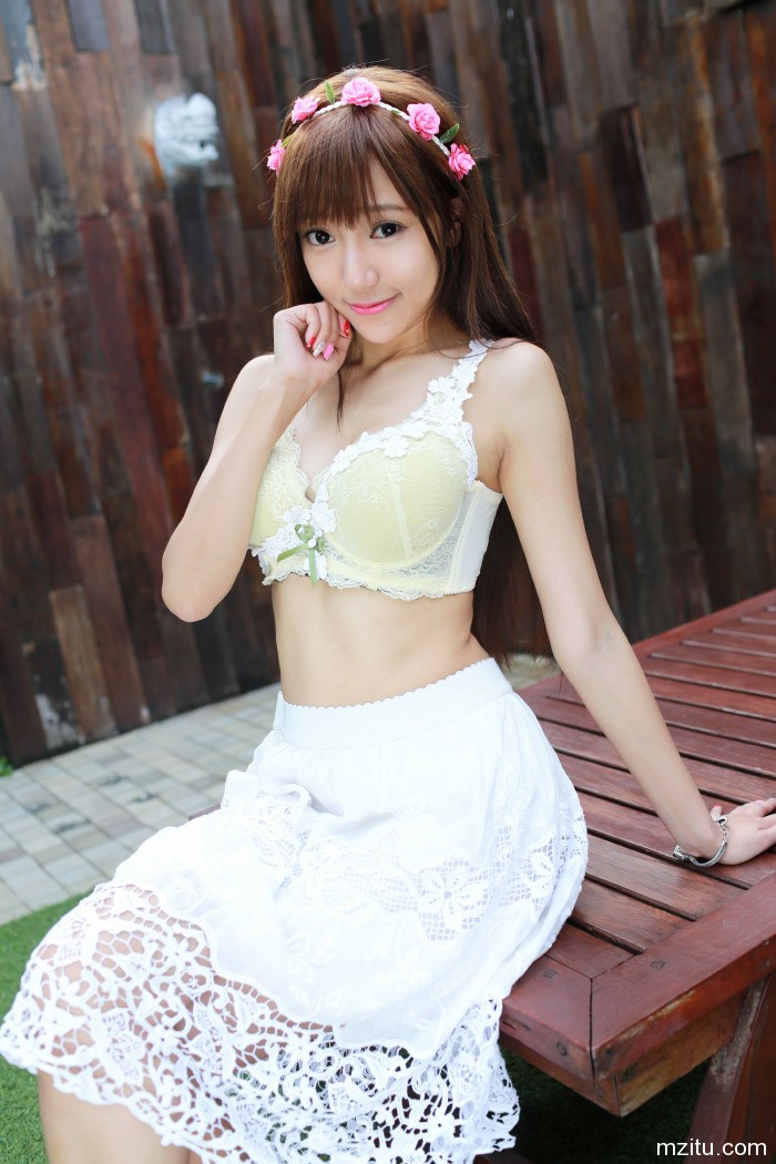 童颜巨乳王馨瑶火辣性感迷人