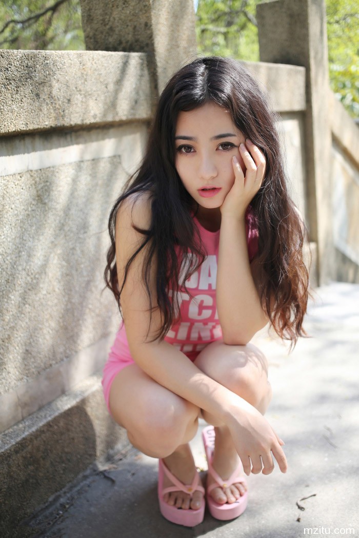 不惧走光  玛鲁娜短裙秀美腿