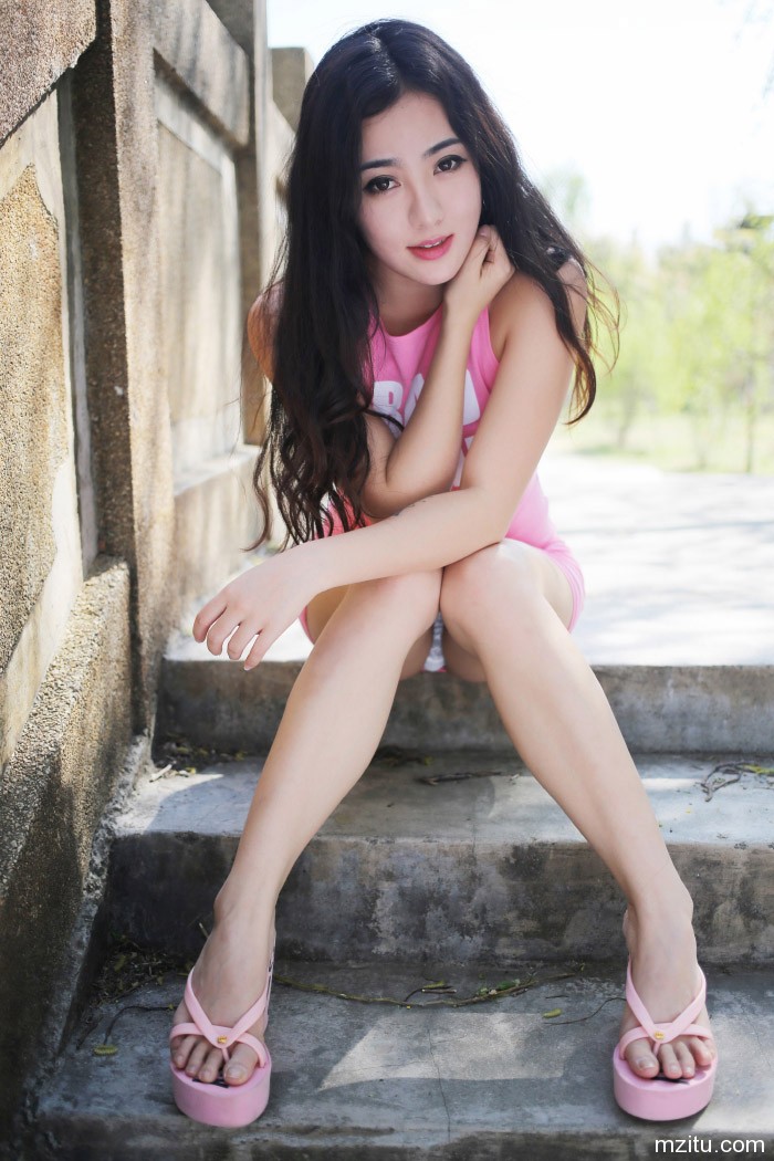 不惧走光  玛鲁娜短裙秀美腿