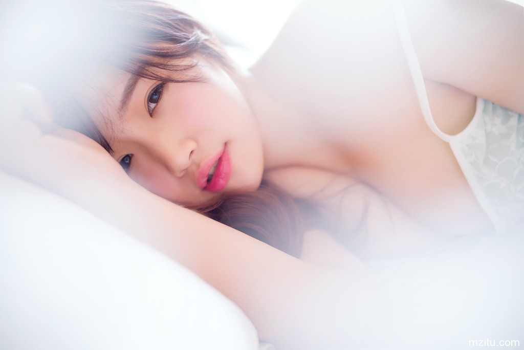 性感酥胸  美胸宝贝睡衣写真