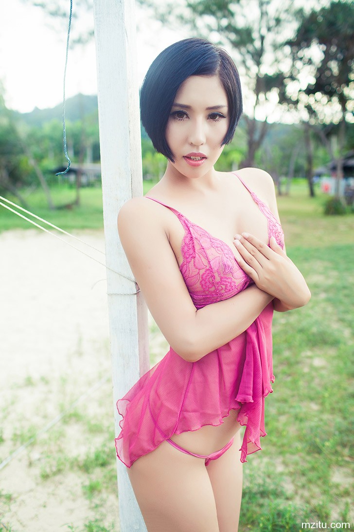 春色满园 娜依灵儿丁字裤性感睡衣逛农园