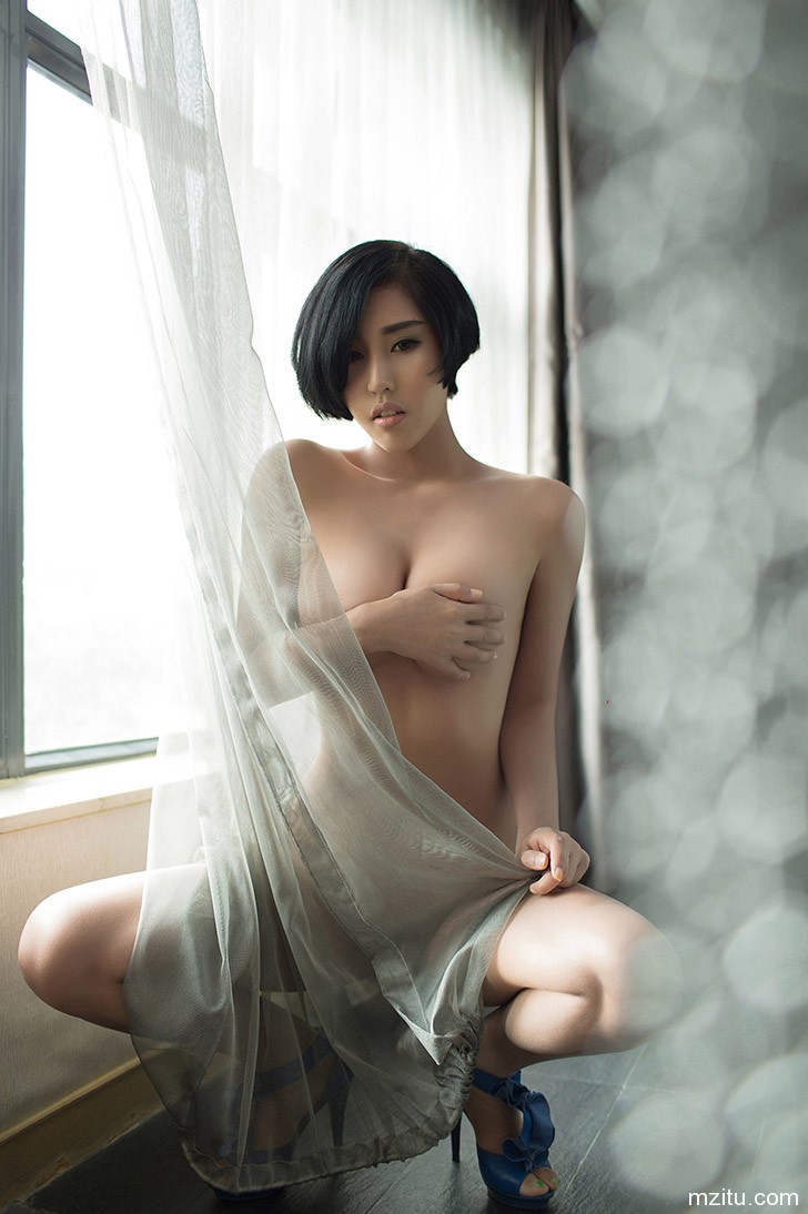 短发翘臀绝对尤物  娜依灵儿性感写真