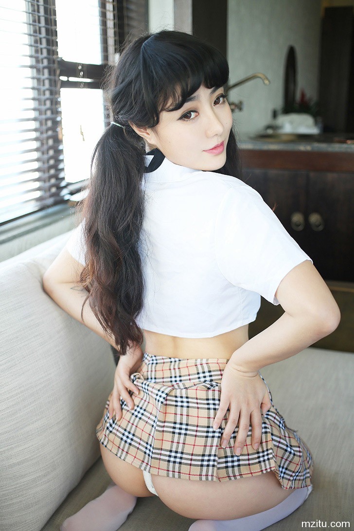 极品嫩模玛鲁娜演绎学生制服诱惑