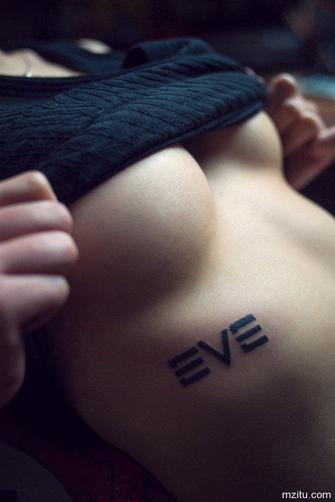 妹子直播纹身 简直魔鬼身材