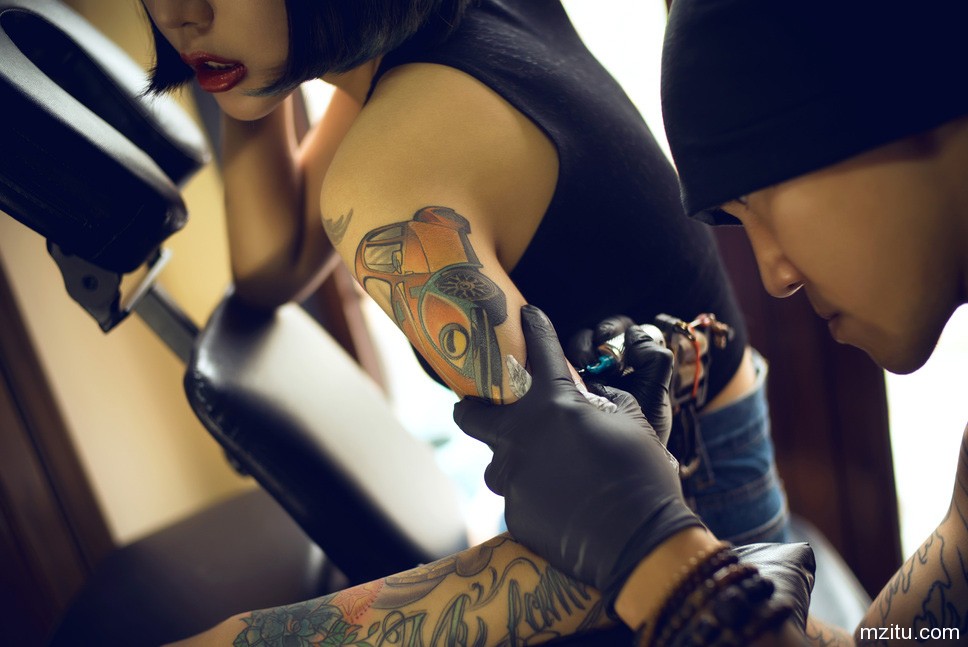 妹子直播纹身 简直魔鬼身材