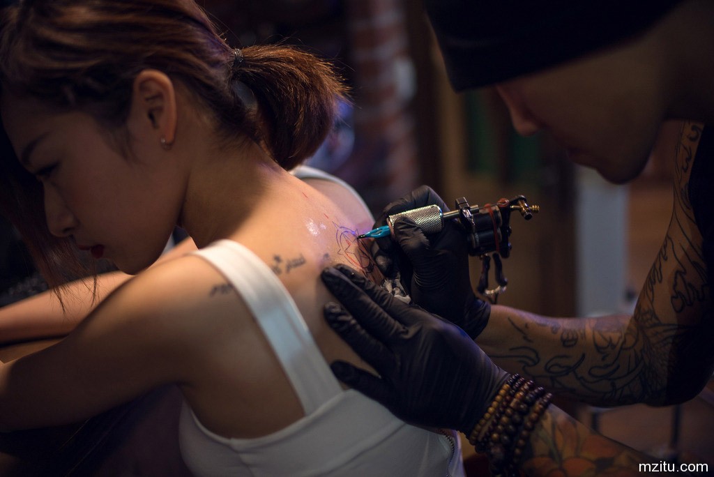 妹子直播纹身 简直魔鬼身材
