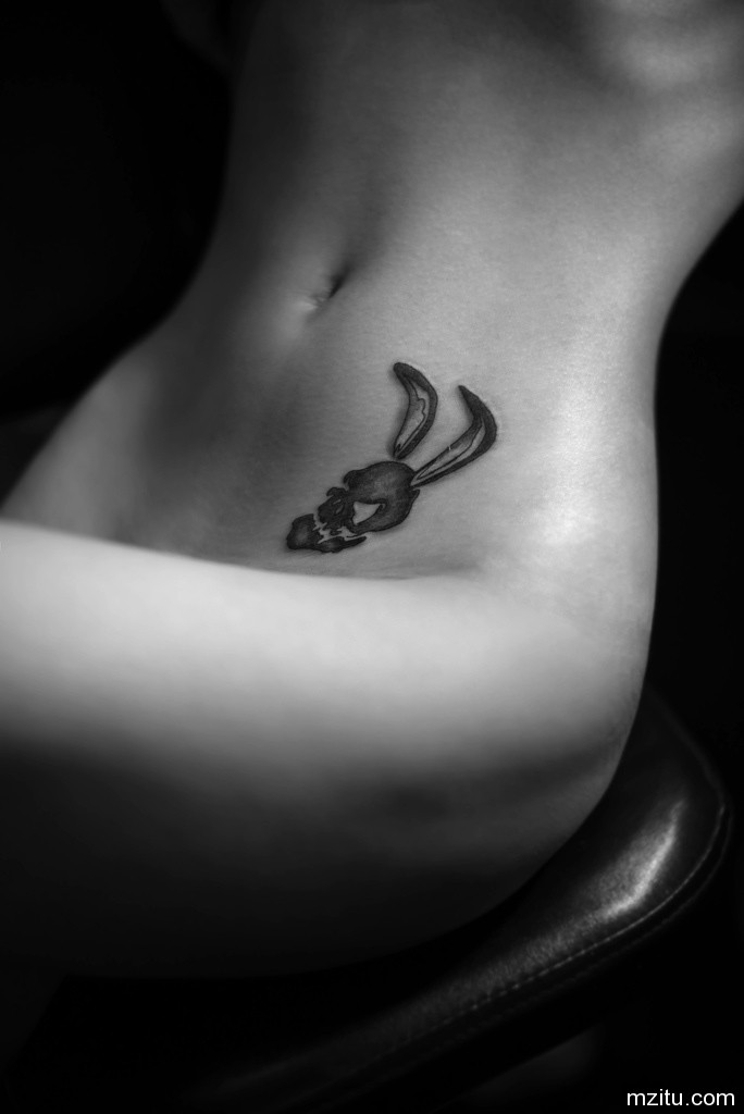 妹子直播纹身 简直魔鬼身材