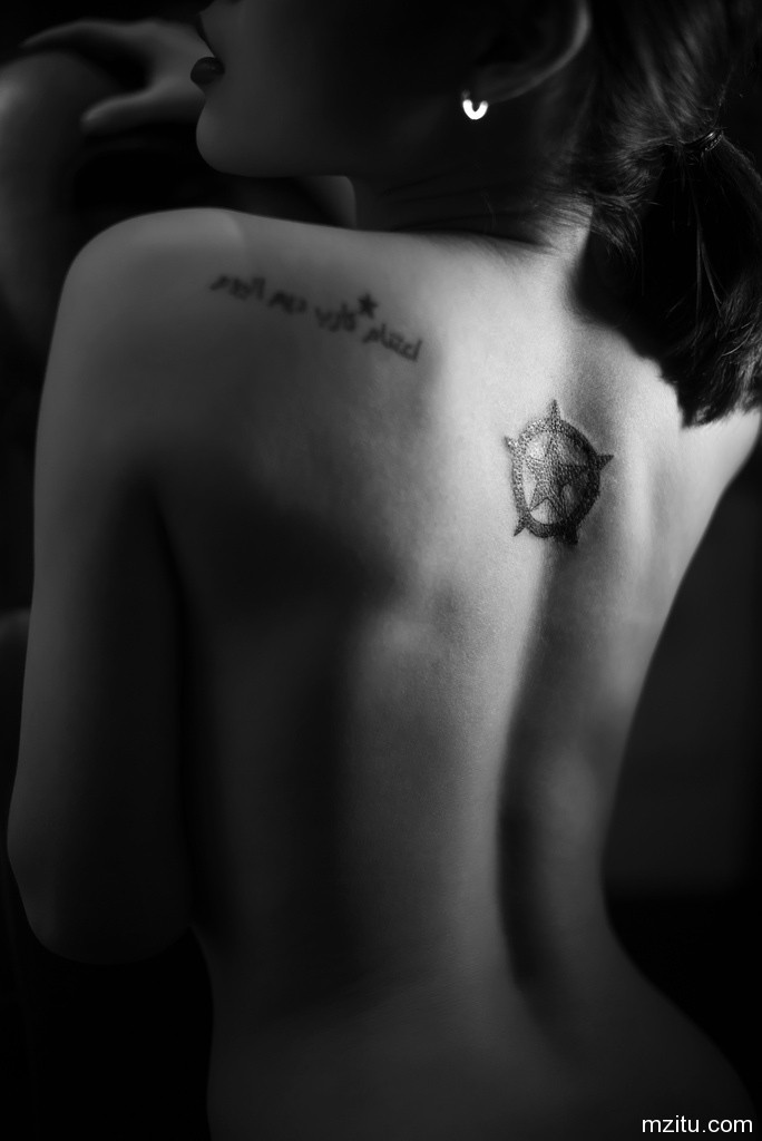 妹子直播纹身 简直魔鬼身材