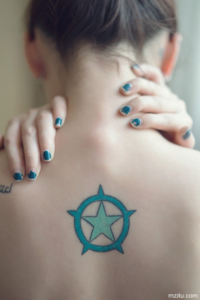 妹子直播纹身 简直魔鬼身材