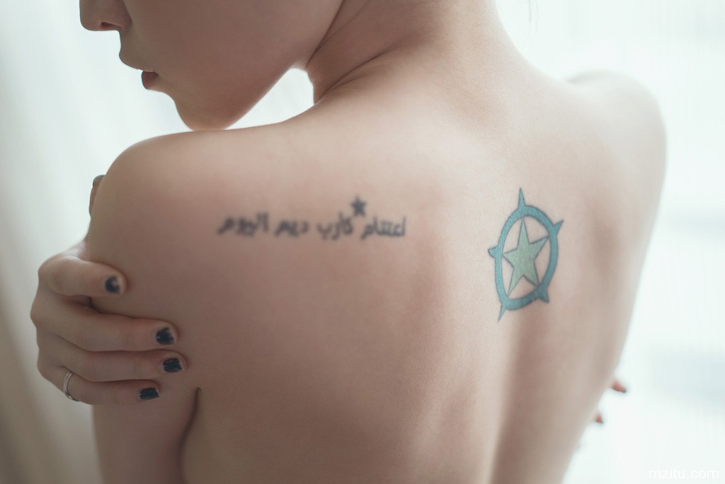 妹子直播纹身 简直魔鬼身材