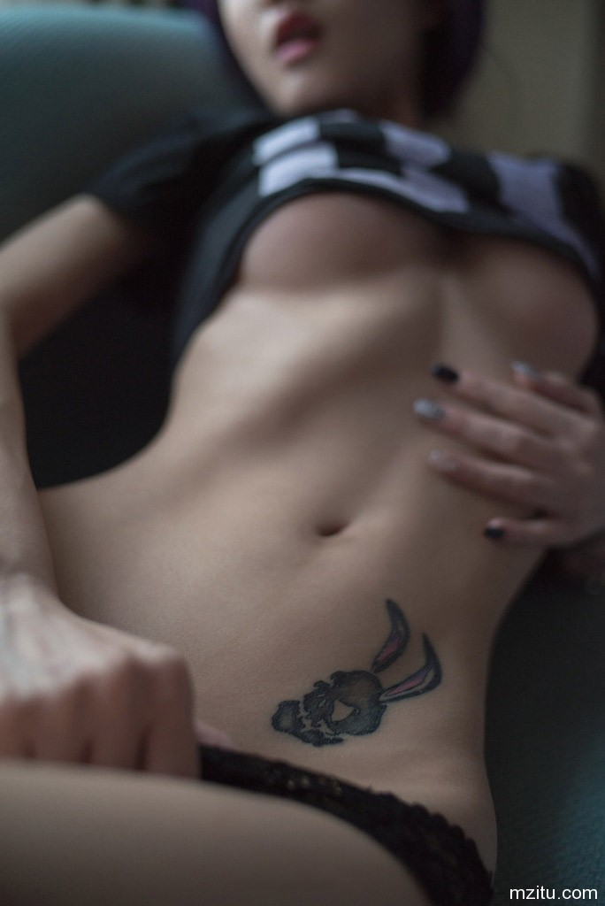 妹子直播纹身 简直魔鬼身材