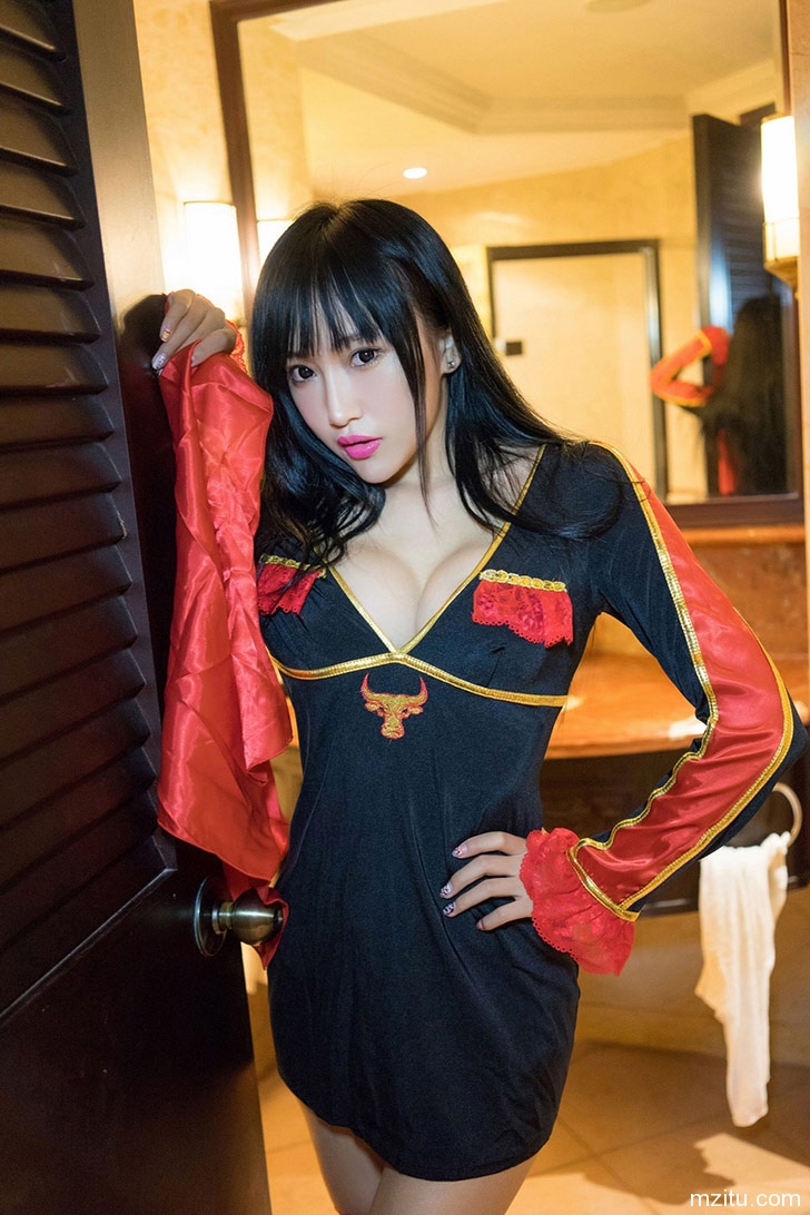 杨上萱蕾丝吊带尽显透视诱惑