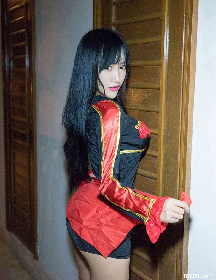 杨上萱蕾丝吊带尽显透视诱惑