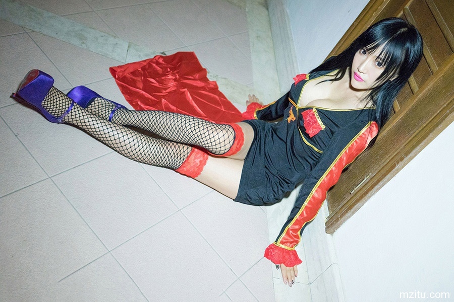 杨上萱蕾丝吊带尽显透视诱惑