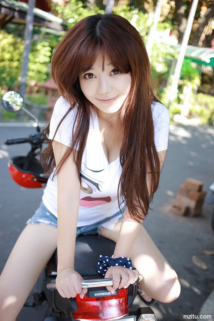 挡不住的波涛胸涌 清纯妹子刘飞儿白嫩美乳好诱人