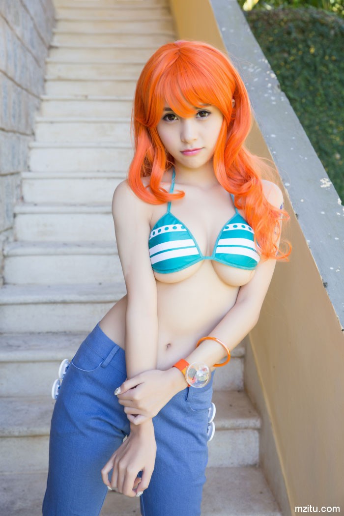 内衣撩起半球外露 清纯妹子夏美酱化身性感小魔女