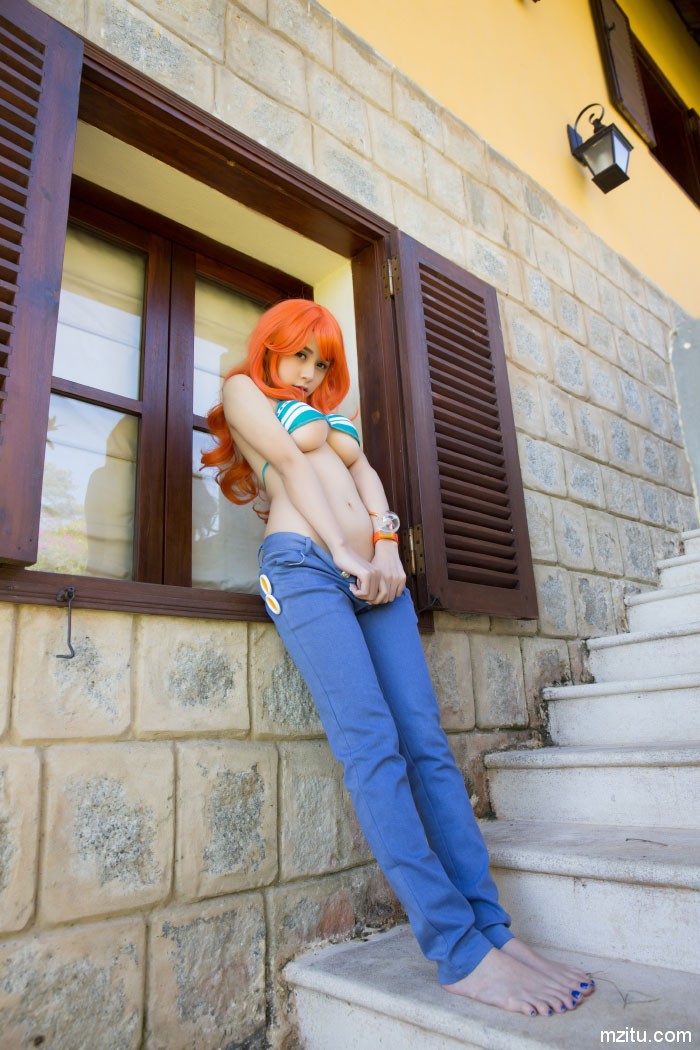 内衣撩起半球外露 清纯妹子夏美酱化身性感小魔女