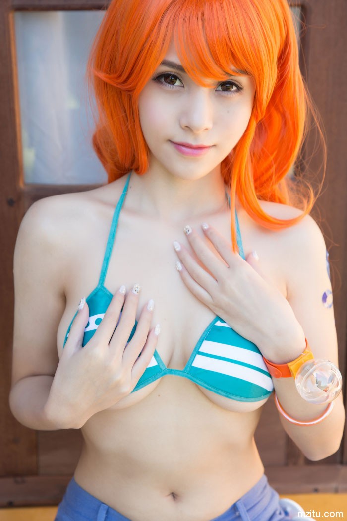 内衣撩起半球外露 清纯妹子夏美酱化身性感小魔女