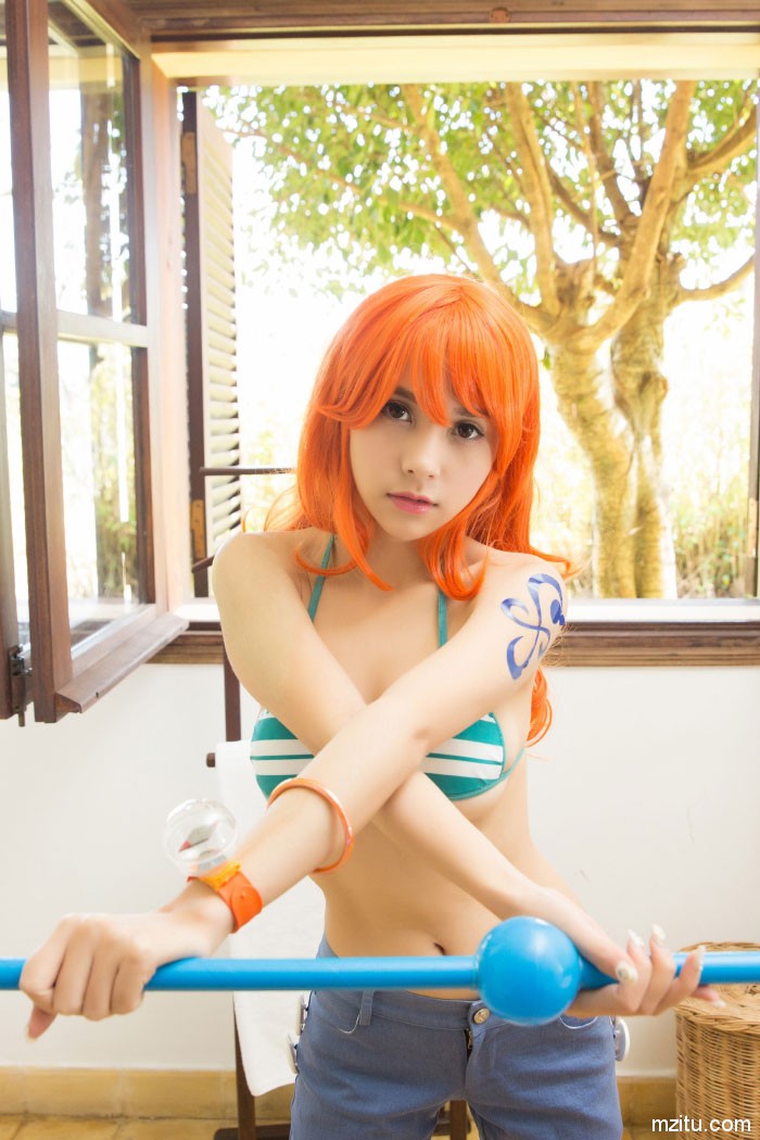 内衣撩起半球外露 清纯妹子夏美酱化身性感小魔女