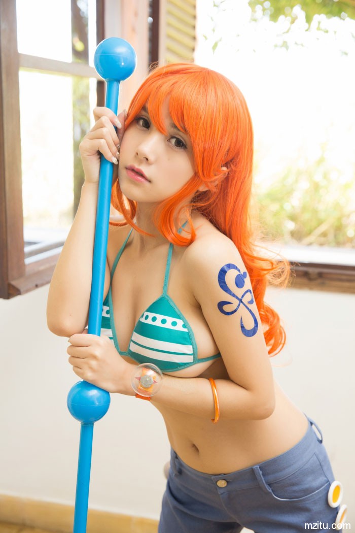 内衣撩起半球外露 清纯妹子夏美酱化身性感小魔女