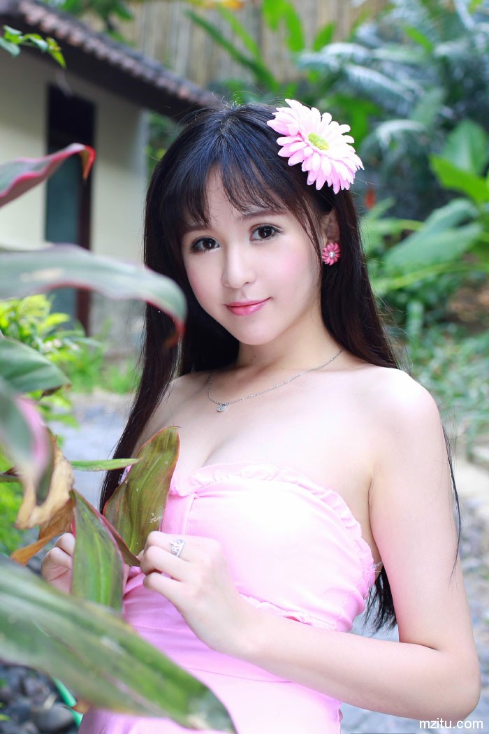 清纯美女唐雨辰粉红连衣裙秀美腿不慎露底