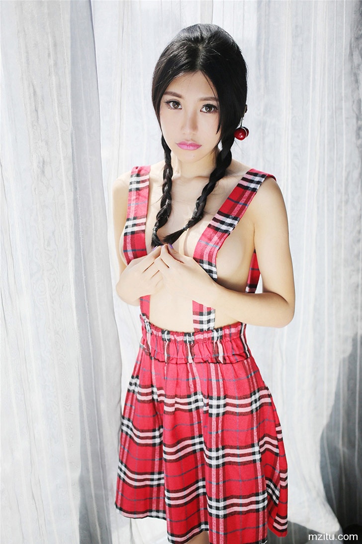 性感美女绮里嘉制服裸身大秀豪乳