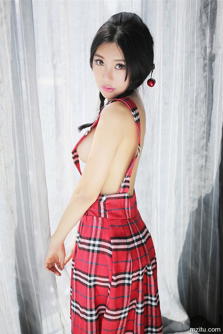 性感美女绮里嘉制服裸身大秀豪乳