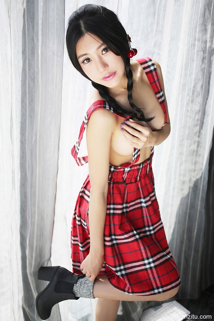 性感美女绮里嘉制服裸身大秀豪乳