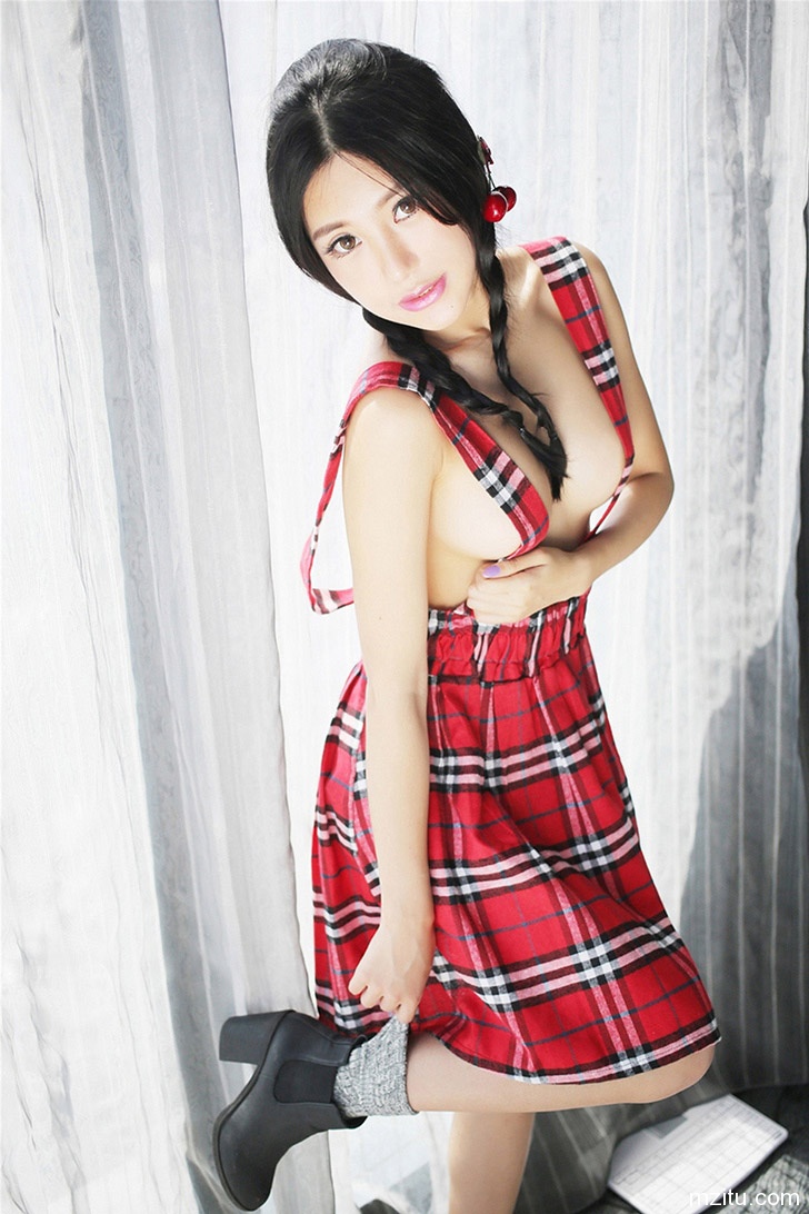 性感美女绮里嘉制服裸身大秀豪乳