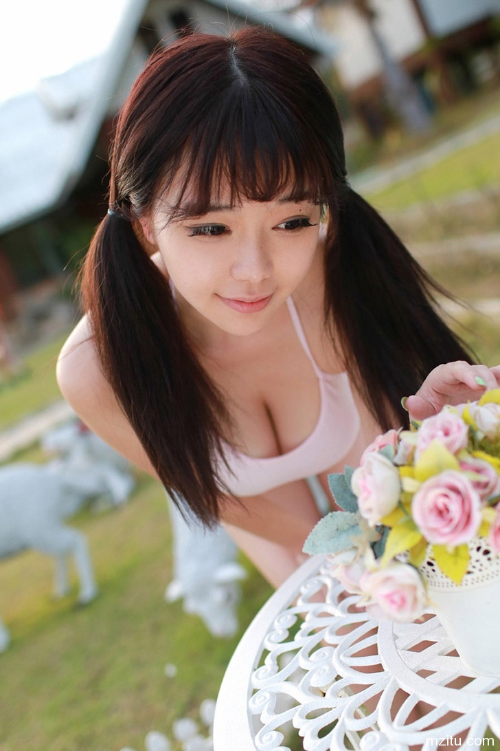 胸器美女刘飞儿公园写真无限诱惑