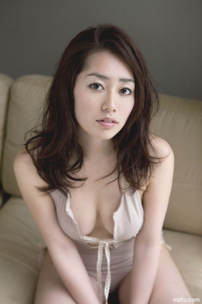 日本极品美女谷桃子性感写真图片