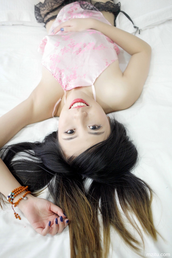 肚兜就要这样穿 制服美女谢忱倬