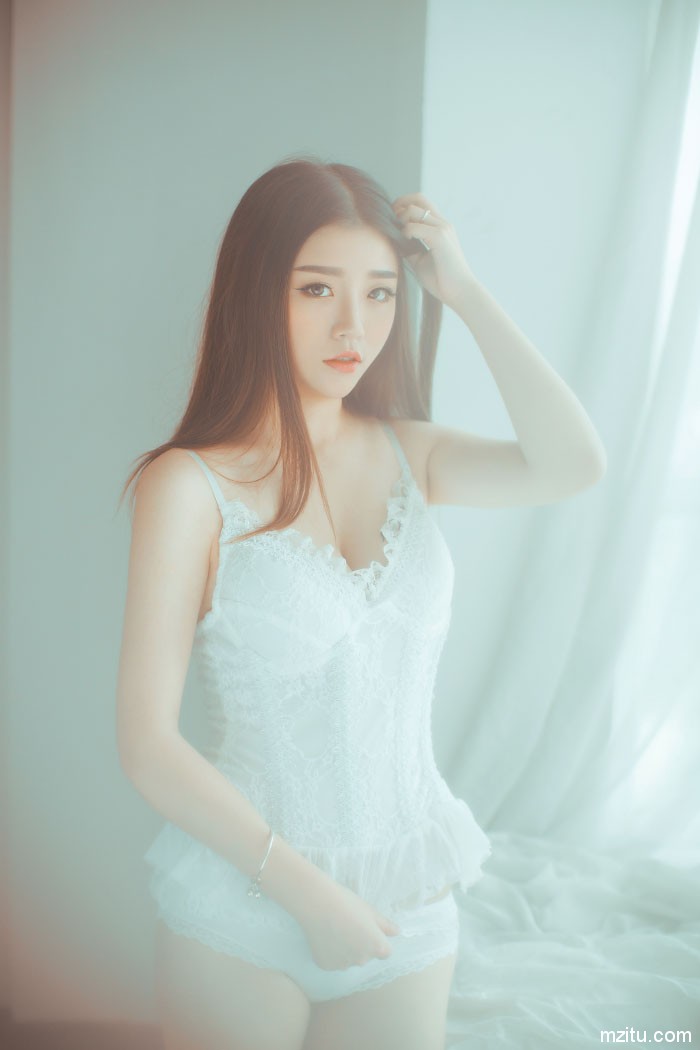 熟女韵味荡漾人心 陈雨涵小露香肩秀纹身