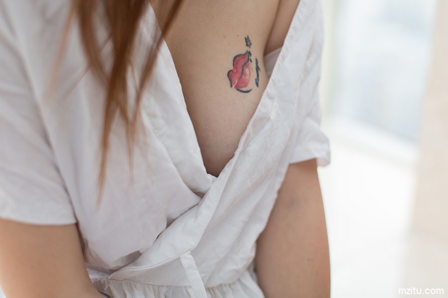 熟女韵味荡漾人心 陈雨涵小露香肩秀纹身