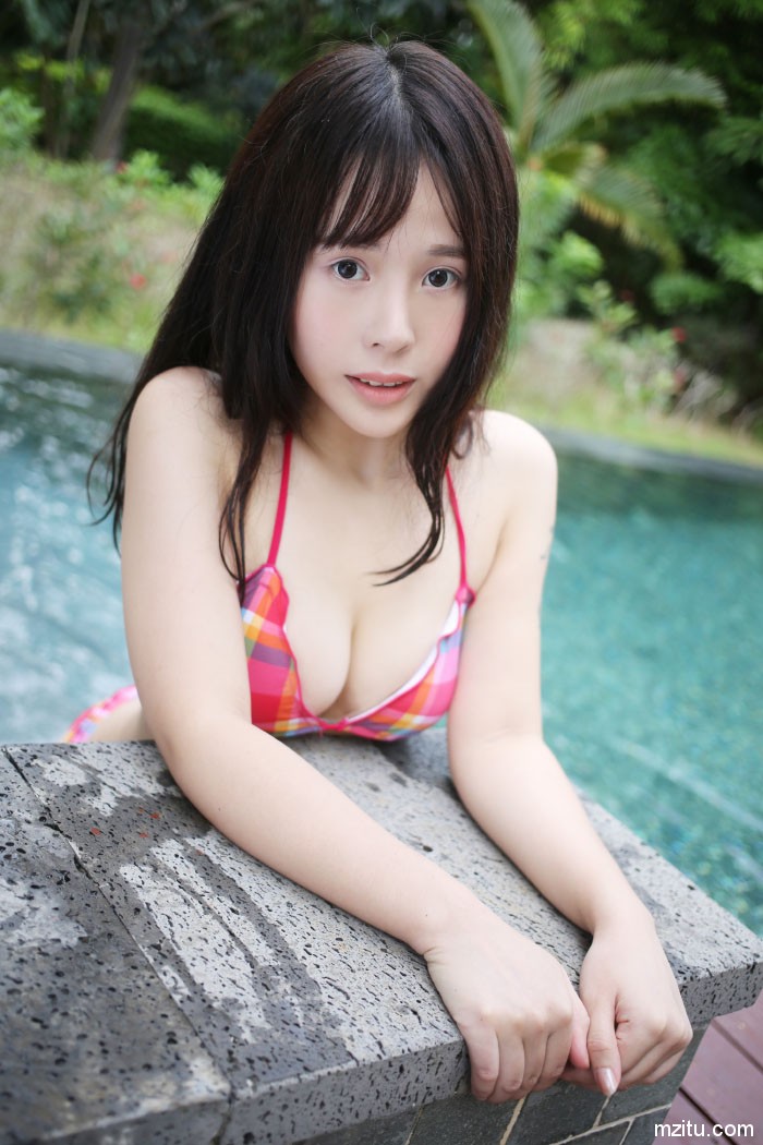 艾莉比基尼湿身写真,身材恰到好处的美