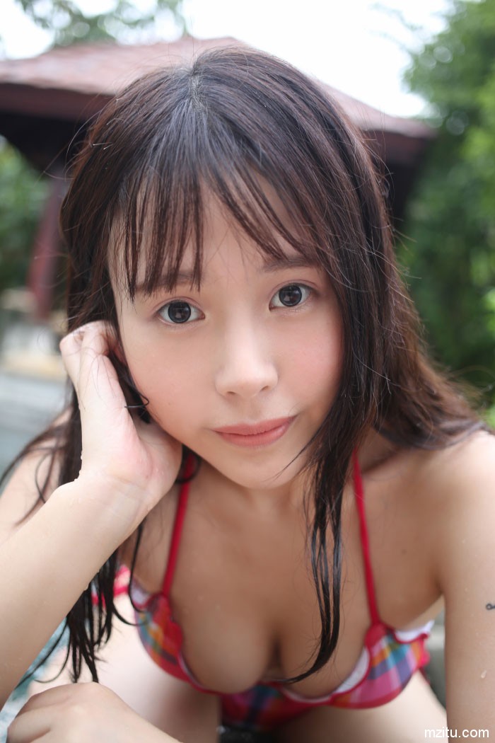 艾莉比基尼湿身写真,身材恰到好处的美